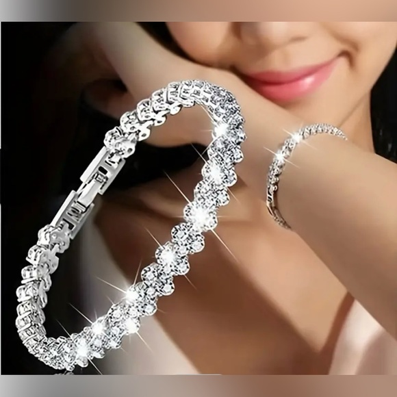 Jewelry - Gorgeous Women’s Crystal Bracelet